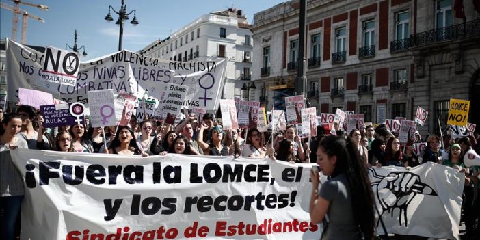 İspanya'da öğrenciler ders bırakma eylemi yaptı