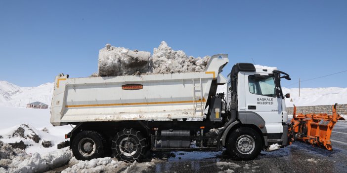 Başkale'de 50 kamyon kar, ilçe dışına taşındı