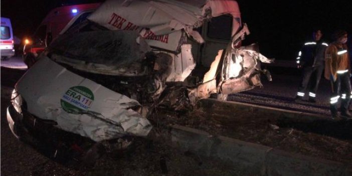 Kırşehir'de tır ile minibüs çarpıştı: 1 ölü, 1 yaralı