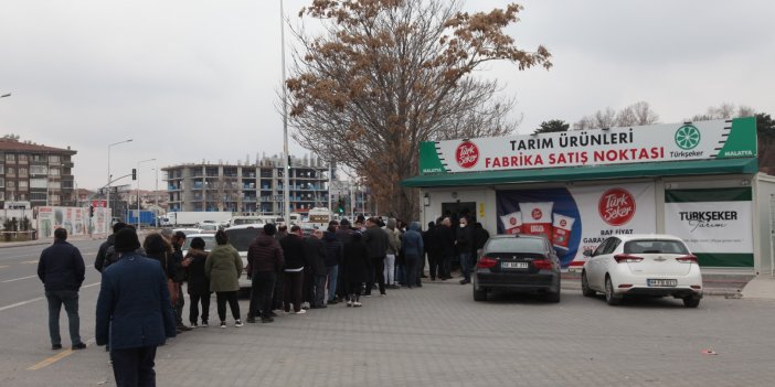 Şeker fabrikası önünde kuyruk. Kuyruklar dağılsın diye buna da zam yapmasalar bari