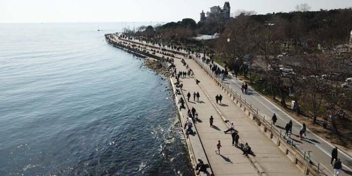 İstanbullular görür görmez sahile akın etti. Sandalyesini alan koştu