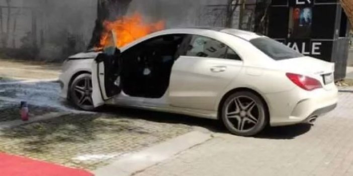 Seyir halindeki lüks otomobil alev alev yandı