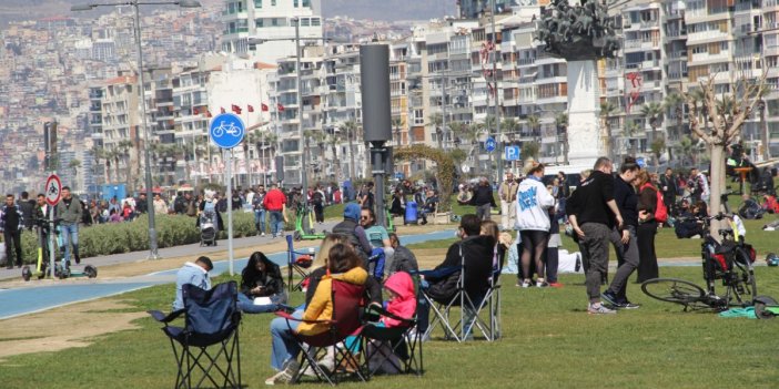 İzmir'de vatandaş sahile akın etti
