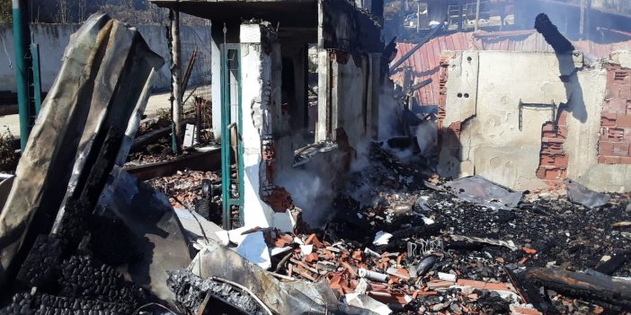 Sinop’ta iki katlı ev yanarak kül oldu