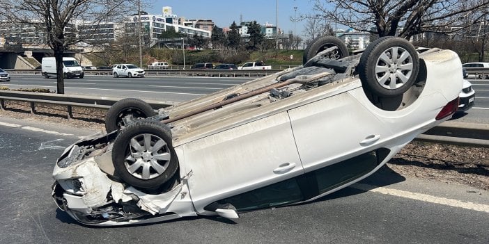 Taklalar atan otomobilden vatandaşlar çıkardı