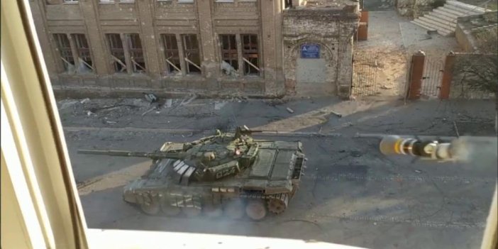Sivil direnişçi Mariupol'da Rus tankını böyle vurdu