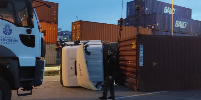 İstanbul'da kağıt yüklü tır devrildi