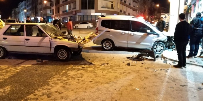 Eskişehir'de hafif ticari araçla çarpışan otomobildeki 6 kişi yaralandı