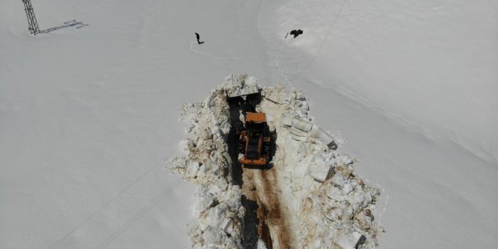 30 yılın en sert kışında 6 metrelik kar dozerleri zorladı