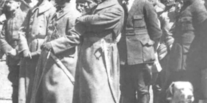 Atatürk'ün en az bilinen fotoğrafı ortaya çıktı! Belinde kılıç, iki elini kavuşturmuş...