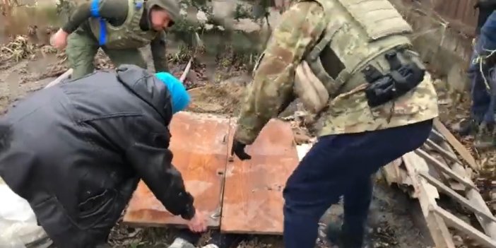 Ruslar kızını öldürünce kendi çabalarıyla bahçeye gömmüştü, Ukraynalı anne kızının cesedini gömdüğü yerden çıkardı
