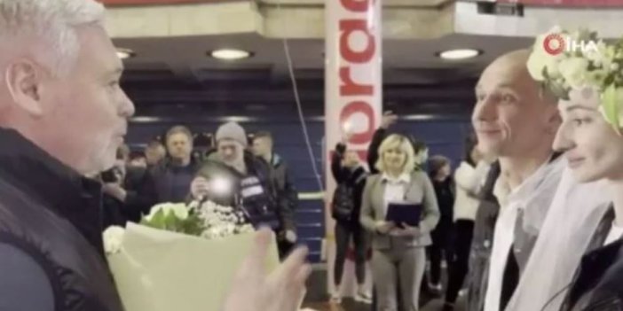 Rus bombardımanı altındaki Harkiv'de metroda düğün yapıldı