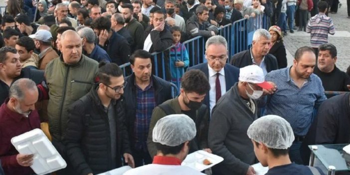 Bu mu yeni Türkiye. 4 bin kişi iftar için saatlerce uzun kuyrukta bekledi