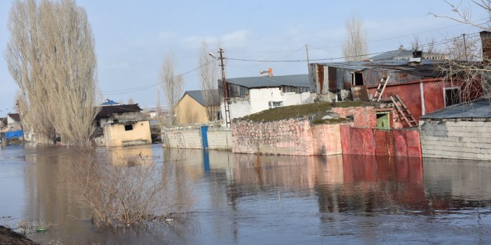 Karlar eridi 15 evi su bastı