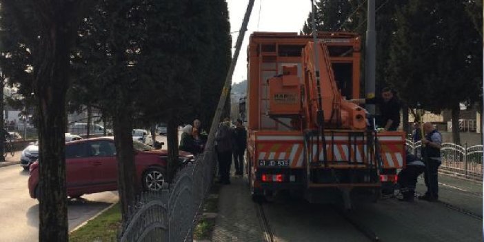 Kaza yapan araç tramvay hattındaki elektrik direğine çarptı, seferler aksadı