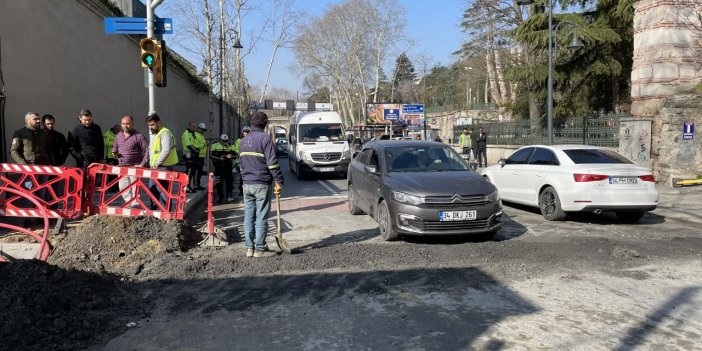 Beşiktaş'ta elektrik hattı onarımı sırasında yol çöktü
