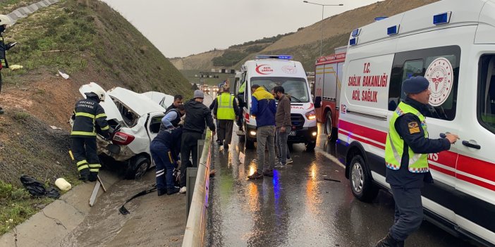 Kuzey Marmara Otoyolunda otomobil yoldan çıktı: 3'ü ağır, 4 yaralı. Yağmurda ıslanmasın diye yaralıya dakikalarca çarşaf tuttular