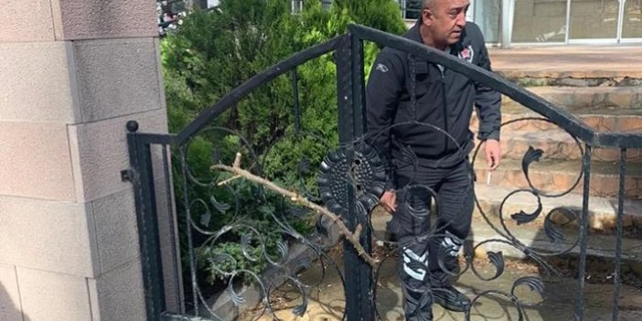 Kemal Kılıçdaroğlu'na randevu vermeyen Et ve Süt Kurumu kapısını telle bağladı, dikenli ağaç dalı konuldu
