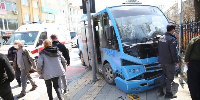 Kadıköy’de feci kaza! Minibüs kaldırıma çıktı
