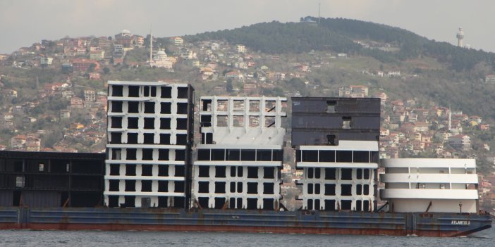 İstanbul Boğazı’ndan yüzen apartman geçti. Gören bir daha dönüp baktı