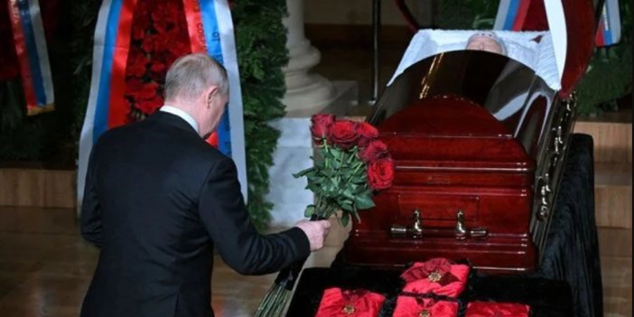Putin, Jirinovski'nin cenazesine nükleer çanta ile katıldı