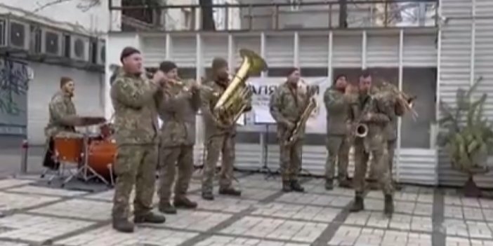 Ukraynalı askerlerden halka moral konseri