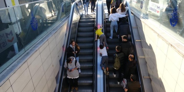 Taksim metrosunda yürüyen merdivenlerde tehlikeli oyun