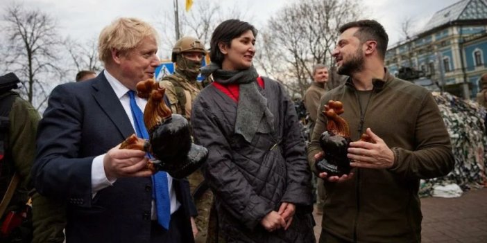Johnson’a hediye edilen horoz heykelinin sırrı ortaya çıktı. Kiev sokaklarında bir kadın tarafından verilmişti. Putin’e ne mesaj verdiler