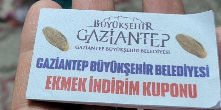 AKP’li Fatma Şahin vatandaşa hiçbir yerde geçmeyen ekmek indirim kuponu dağıttı