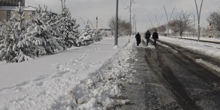 Nisan ayında lapa lapa yağan kar hayatı olumsuz etkiledi. İşte o görüntüler