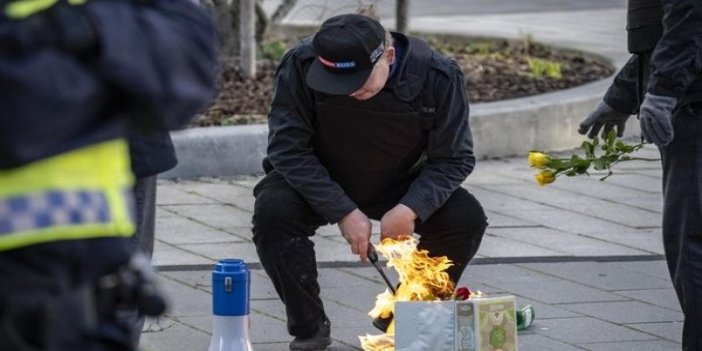 İsveç'te polis koruması altında Kur'an-ı Kerim'i yaktılar