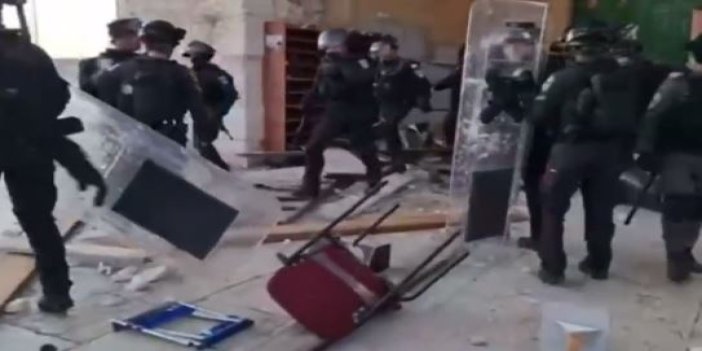 İsrail Polisi Mescid-i Aksa’ya gaz bombalı saldırı