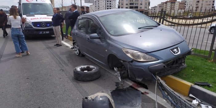 Tırın sıkıştırdığı otomobil orta refüje çıktı: 3’ü çocuk 4 yaralı