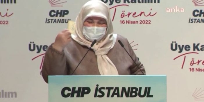 AKP’den CHP’ye geçen kadın AKP üye kartını kürsüye vurarak bıraktı!