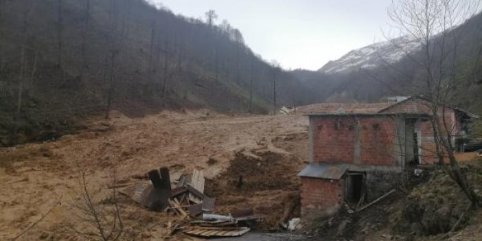 Trabzon’da heyelan üç evi yuttu