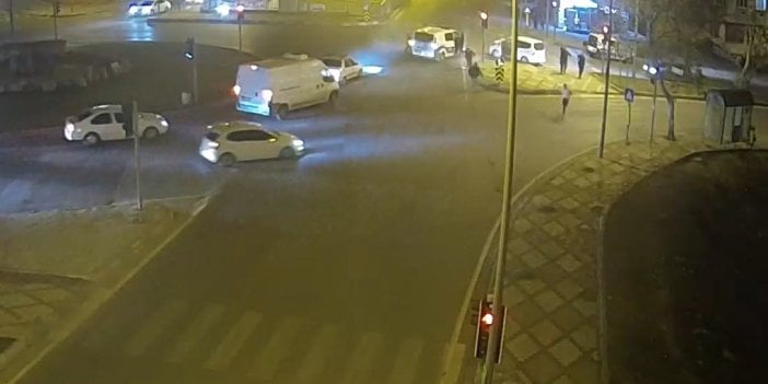 Polisten kaçarken polis aracına çarptı, yaya olarak kaçmak isterken yakalandı. O anlar saniye saniye kameralara yansıdı