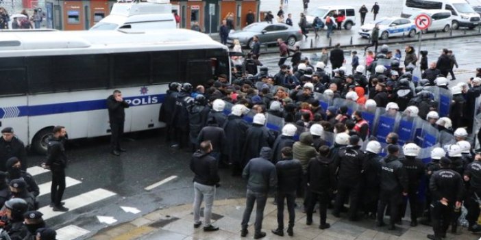 Taksim'de izinsiz basın açıklaması yapmak isteyen gruba polis müdahalesi