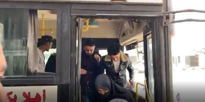 Vatandaş bayramda memleketine gitmek için bilet alamazken Suriyeliler yine sınır kapılarına yığıldı. Otobüsle gidip Suriye tarafında rahat rahat işlem yaptırdılar