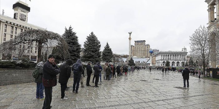 Kievliler, batırdıkları Moskova kruvazörünün pulunu alabilmek için postaneye hücum etti 