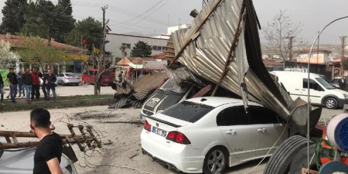Meteoroloji uyardı Tokat'ta çatılar otomobillerini üzerine uçtu