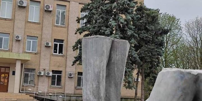 Rusya, Ukrayna'da ele geçirdiği bölgelerde kimin heykellerini dikiyor?