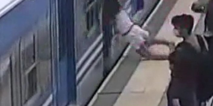 Görenler bile inanamadı perondan düştü trenin altından sağ kurtuldu