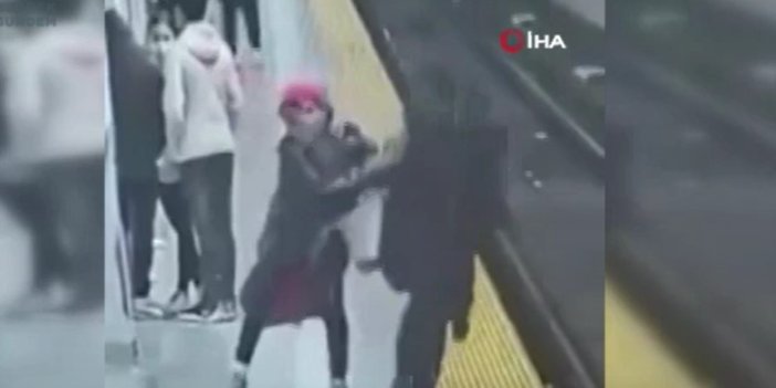 Metro istasyonunda bekleyen kadını raylara itti! O anlar kamerada