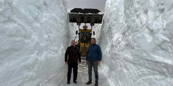 Görüntüler Türkiye'den. Nisan ayında insan boyunu aşan kar