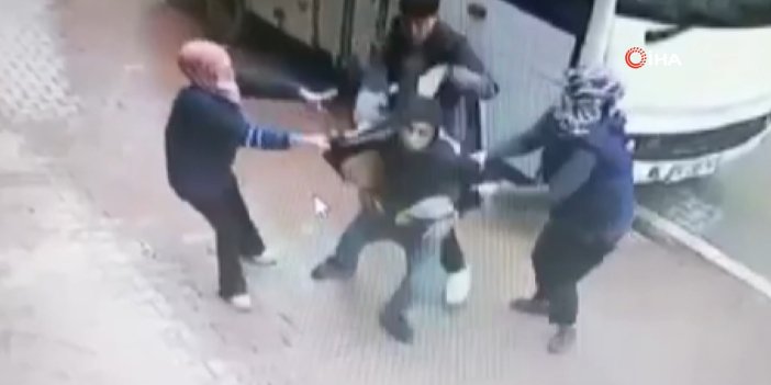Markette hırsızlık yapan şahsı çalışanlar yakalayıp dövdü. Çaldıkları etrafa saçıldı