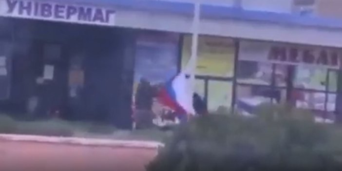 Silahların gölgesinde Rus bayrağını indirdi! Yer işgal edilen Mariupol