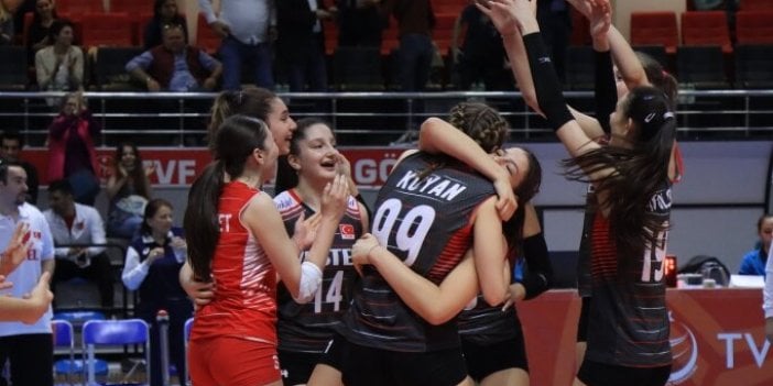 Genç Milli voleybolcularımız Macaristan'ı devirdi