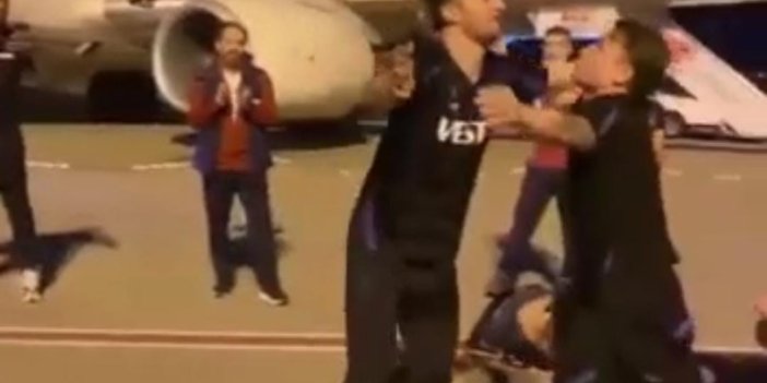Trabzonsporlu futbolculardan havaalanında kolbastı şov! Galibiyet sonrası böyle coştular