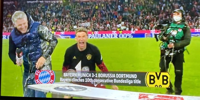 Thomas Müller eski arkadaşı Bastian Schweinsteiger'in üstüne alkol boşalttı! Canlı yayın sürprizi