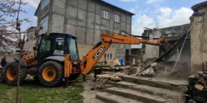Van'da kaçak göçmenlerin barındığı 3 metruk yapı yıkıldı